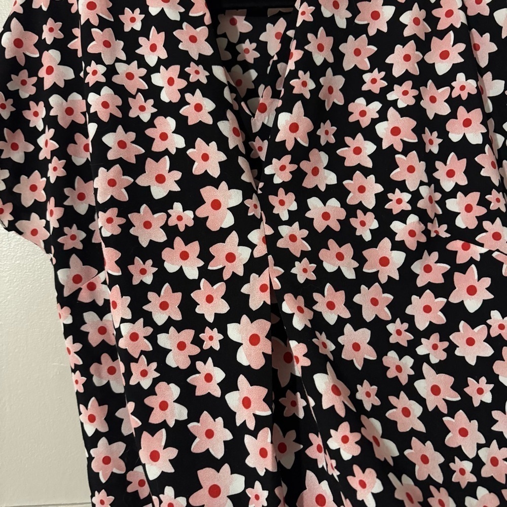 Cabi #5347 Harmony Blouse Size Medium Black Pink Floral Short Sleeve V-neck - Picture 4 of 7